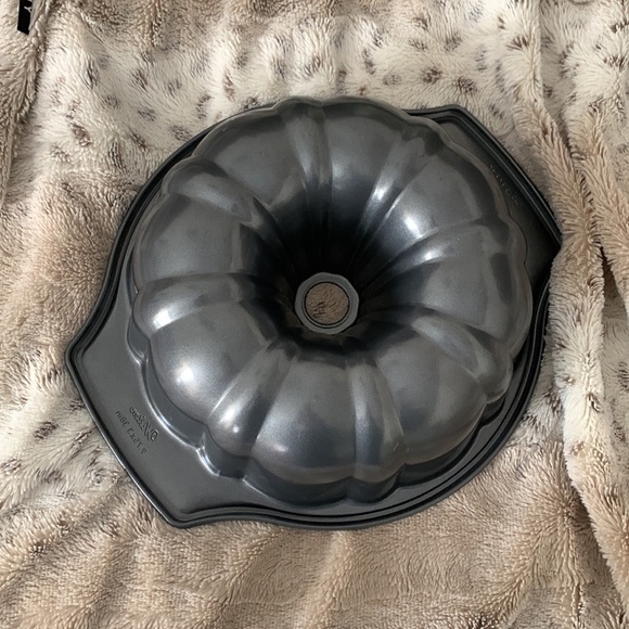 Wilton Bundt Cake Pan 9.75 in x 3.38 in - Picture 2 of 5